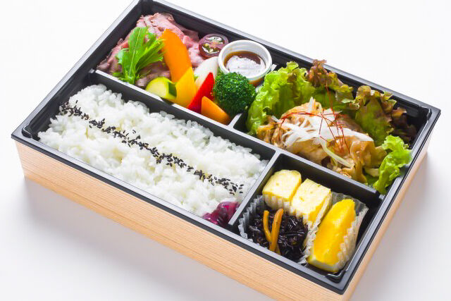 富士湧水ポークの生姜焼きと厳選牛のローストビーフ弁当