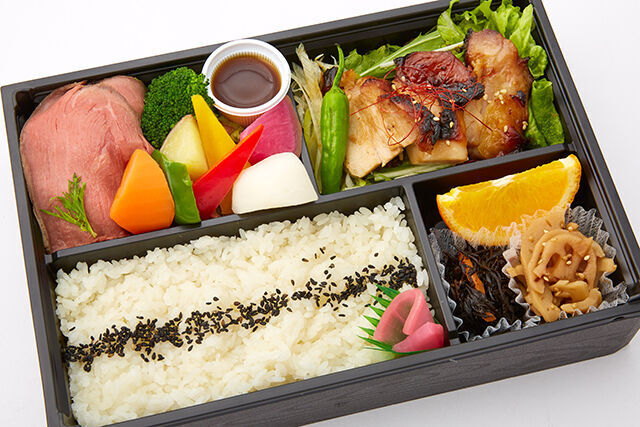 低温調理した鶏の照り焼きと厳選牛のローストビーフ弁当