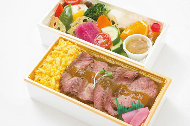 熟成牛のリブロースと彩り野菜の二段重