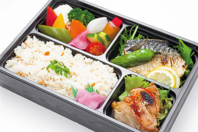 炙り鯖と低温調理した鶏の照り焼き弁当