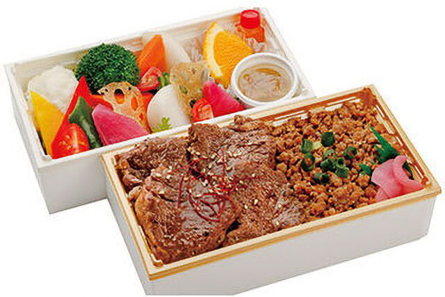 厳選牛と豚そぼろの彩り野菜二段重