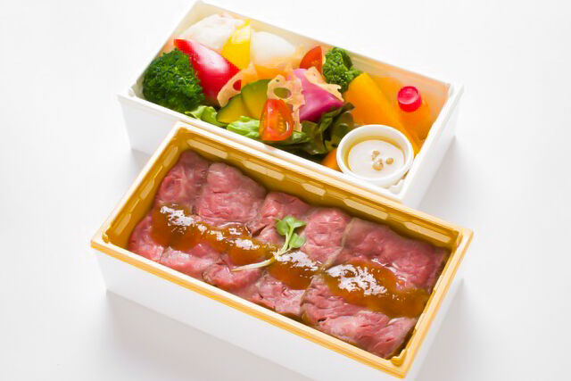 厳選牛のローストビーフと彩り野菜の二段重