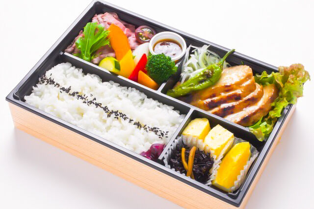 富士湧水ポークの味噌漬けと厳選牛のローストビーフ弁当