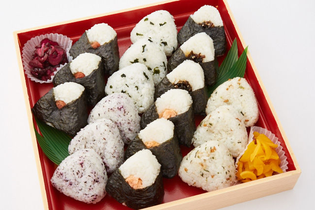 おむすび6種盛り(熟成うめ・鮭・きくらげ昆布・ゆかり・わかめ・青菜)