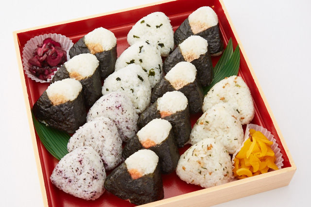 おむすび6種盛り(肉みそ・明太子・自家製ツナマヨ・ゆかり・わかめ・青菜)