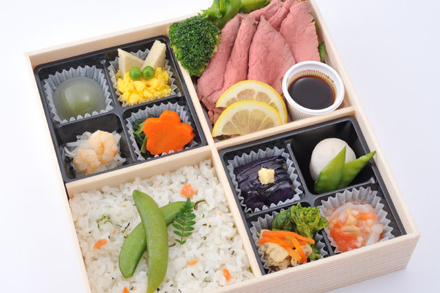 折詰めzen~ローストビーフと紅鮭菜めしごはん~