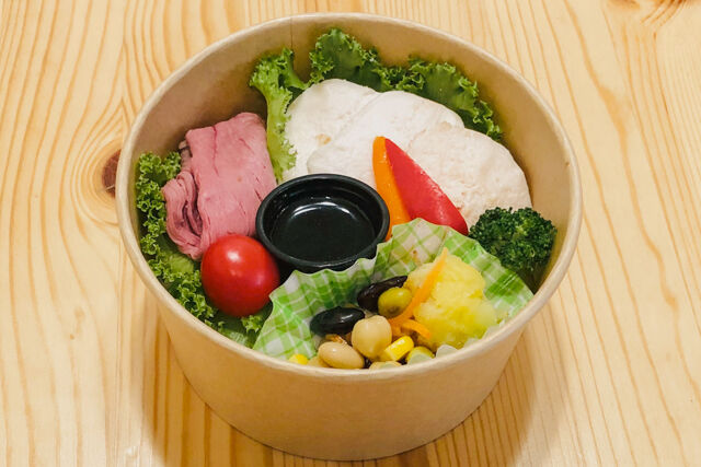 ローストビーフとチキンのわっぱご飯