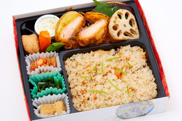 サーモンフライと特製つくね弁当