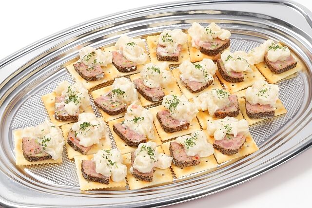スパイシーミートテリーヌとサワークリームオニオンサラダのカナッペ