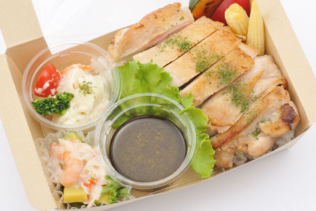 チキンステーキBOX~バジルソース