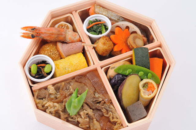 彩り野菜と牛すき重の八角御膳