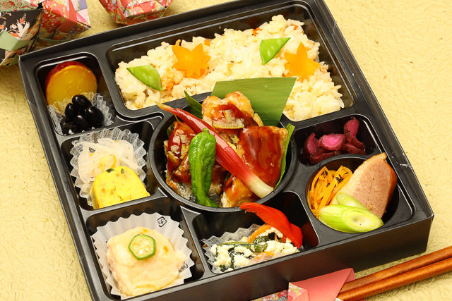 鯖竜田揚げ京出汁柚子風味餡と五目御飯のお弁当