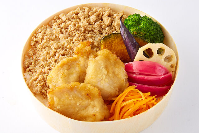 阿波すだち鶏~旨辛塩麹唐揚げと特製そぼろ~