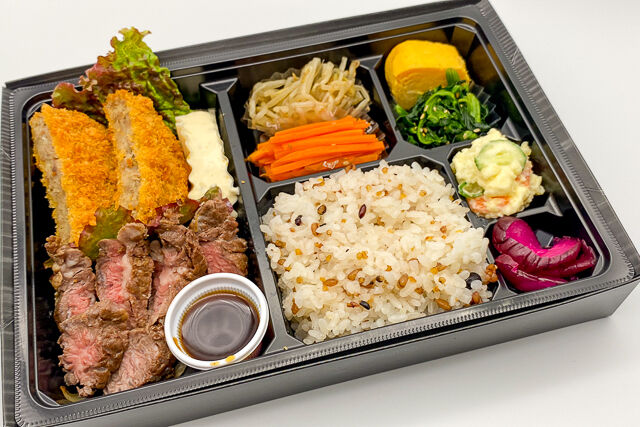 牛ロースステーキとあらびきビーフメンチカツ弁当