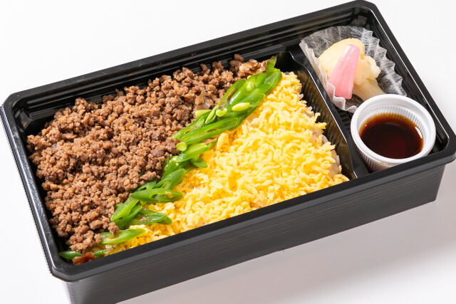 【熨斗対応可】牛たんそぼろの三色重