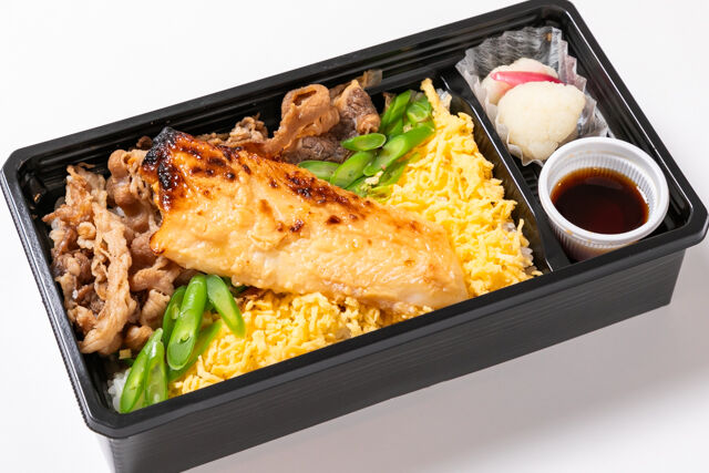 【熨斗対応可】牛すき焼きと旬魚の西京焼きの三色重