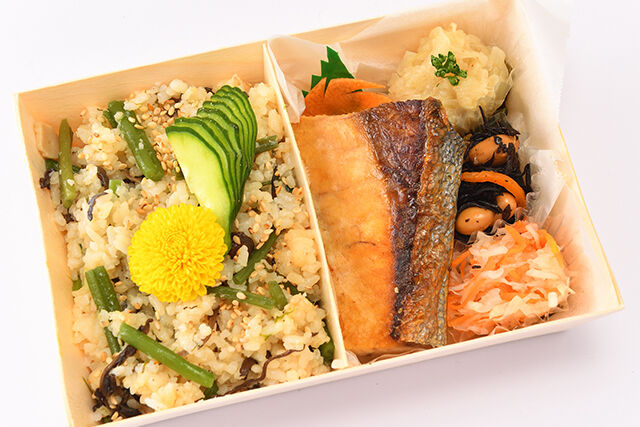 ふっくら国産ぶりの塩焼き弁当~こだわり出汁で炊いた季節の炊き込みご飯~
