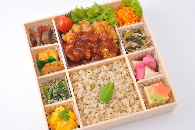お万菜ご膳~若鶏の唐揚げ 和風デミソース~