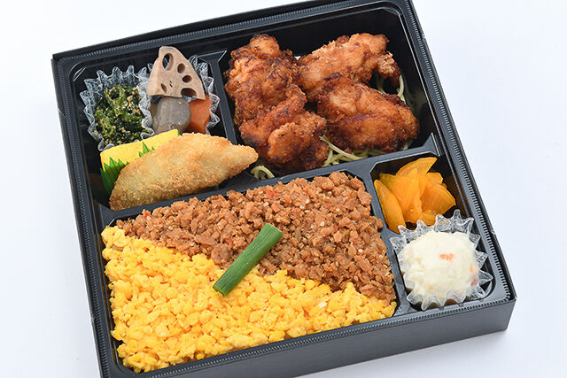 塩糀唐揚げと鶏そぼろ弁当