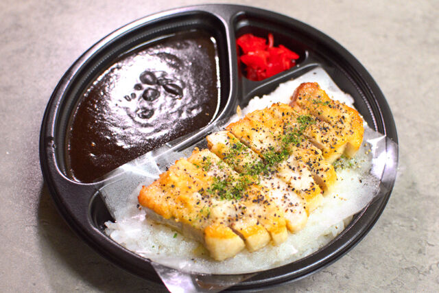 【黒閃カレー(欧風)】三元豚の厚切りポークステーキ