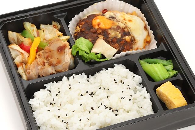 自家製チーズハンバーグと回鍋肉のダブルメイン弁当