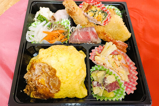 デミビーフオムライスと有頭海老フライ弁当