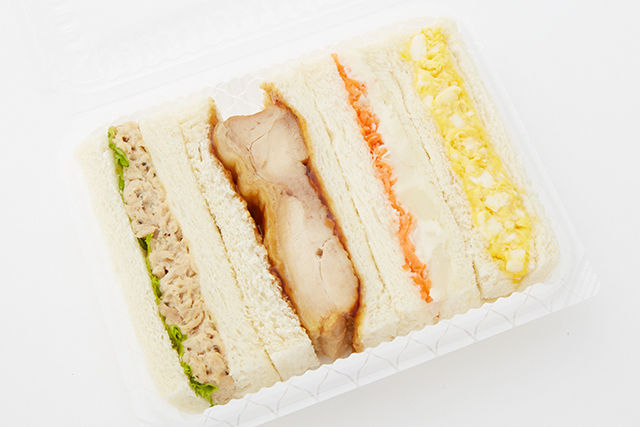 大ぶりチキンのMIXサンド