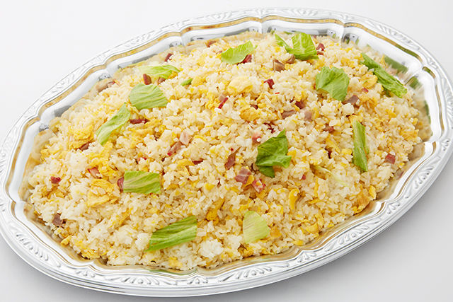 シンプルな味付けとパラパラ食感のレタス炒飯