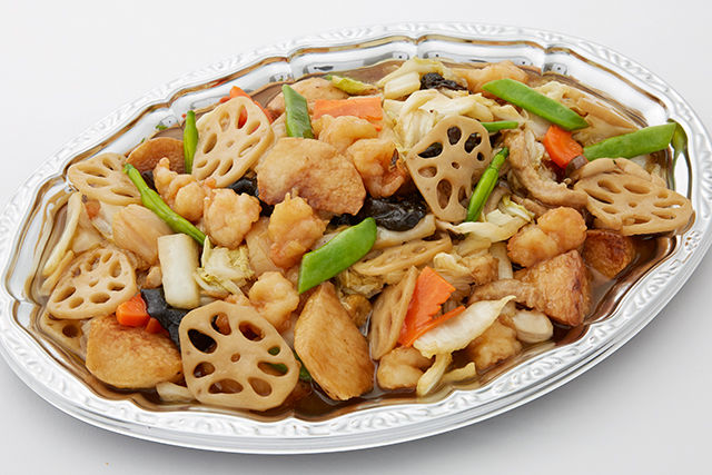 オイスターのコクが決めて、大きな具の八宝菜