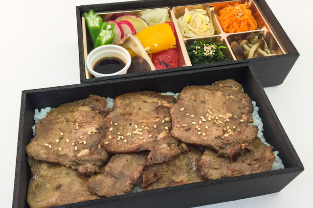 牛タンとたっぷり野菜二段弁当