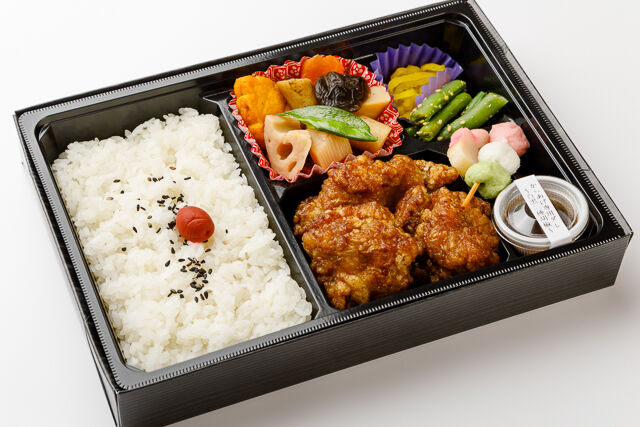 白と黒の二種胡椒からあげ弁当