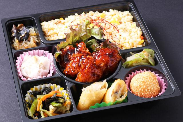 チャーハンと食べる唐揚げ弁当