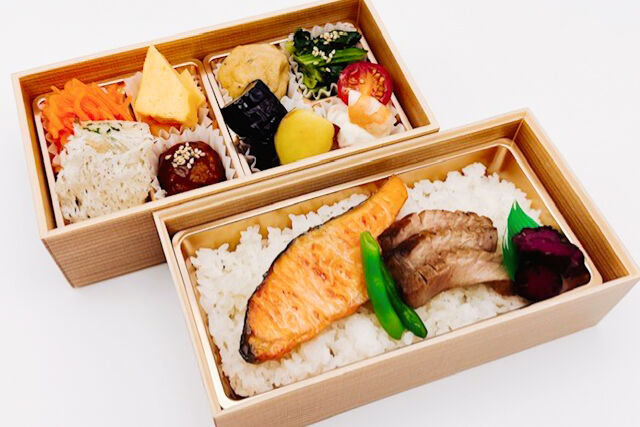 低塩鮭の塩焼きと牛たん塩焼きの二段重