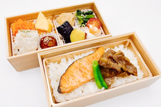 低塩鮭の塩焼きと黒毛和牛すき焼きの二段重