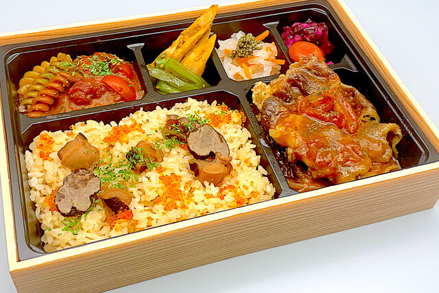 自家製ソースのグリルトマトバーグと熟成牛カルビのトマトすき焼き蛸飯弁当