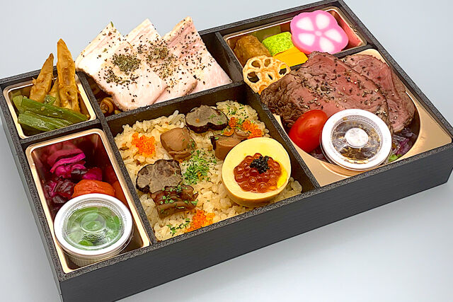 熟成牛ランプステーキと香草ローストポークのトリュフ香るラン卵弁当