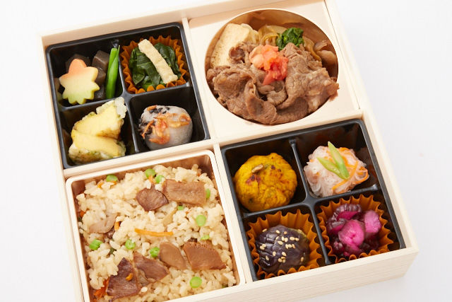 【秋冬限定】トマト牛すき焼きと松茸ごはん弁当