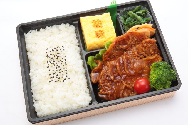 大きな特製だし巻き玉子と豚肉の生姜焼き弁当