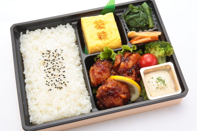 大きな特製だし巻き玉子と黒酢鶏南蛮弁当