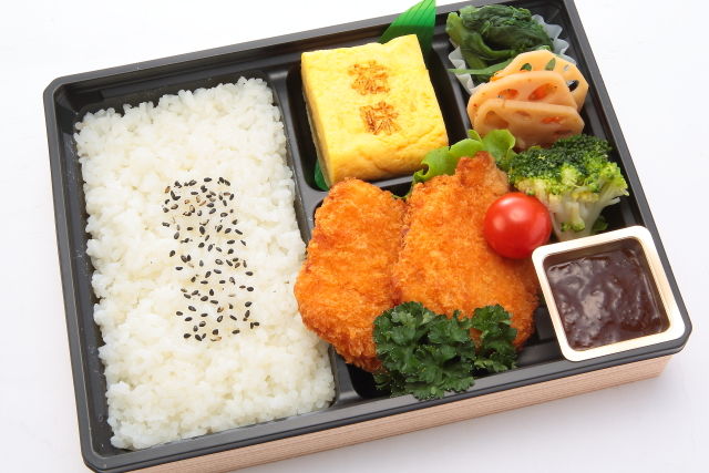 大きな特製だし巻き玉子とおろしチキンカツ弁当