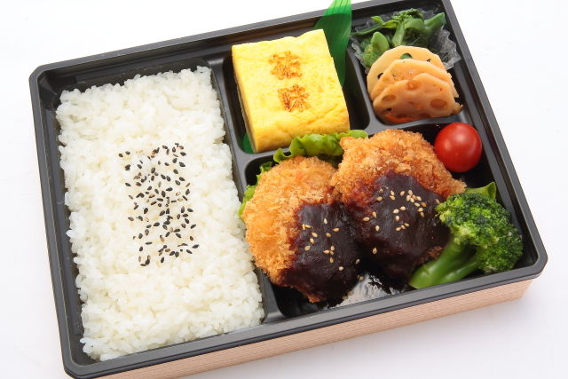 大きな特製だし巻き玉子と味噌ヒレカツ弁当