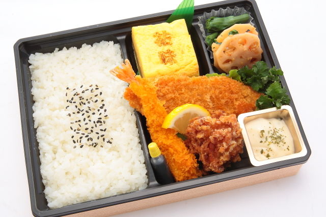 大きな特製だし巻き玉子と彩りミックスフライ弁当