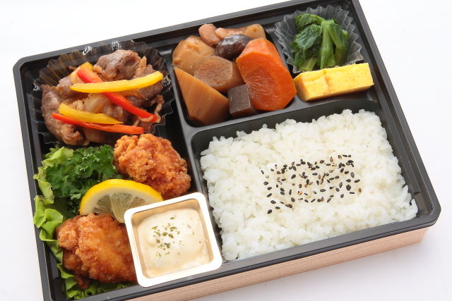 【がっつりダブルメイン】鶏の唐揚げと彩り野菜の焼肉弁当