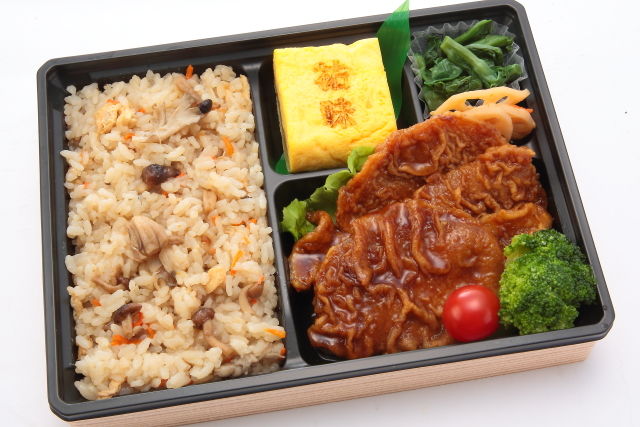 【こだわり炊き込みご飯】大きな特製だし巻き玉子と豚肉の生姜焼き弁当