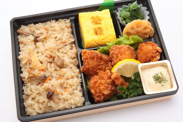 【こだわり炊き込みご飯】大きな特製だし巻き玉子と鶏の唐揚げ弁当