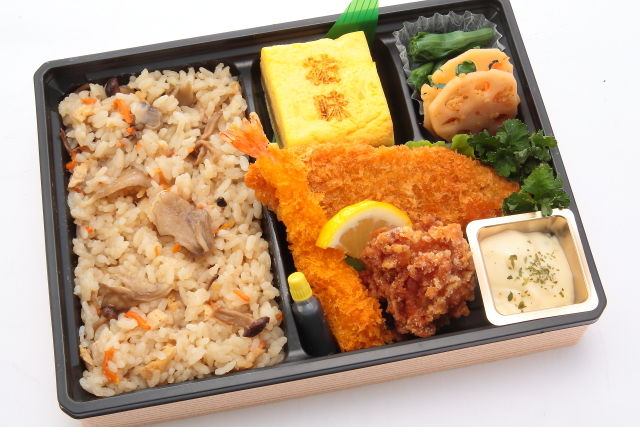 【こだわり炊き込みご飯】大きな特製だし巻き玉子とミックスフライ弁当