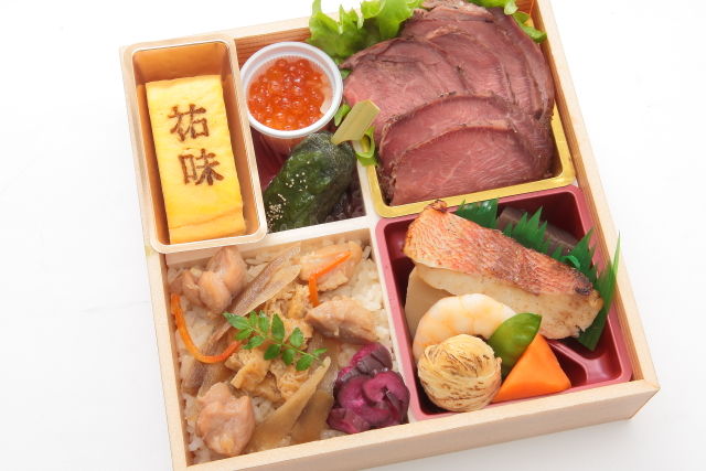 【冬限定】鶏ごぼうご飯と特製ローストビーフ御膳~いくら添え~