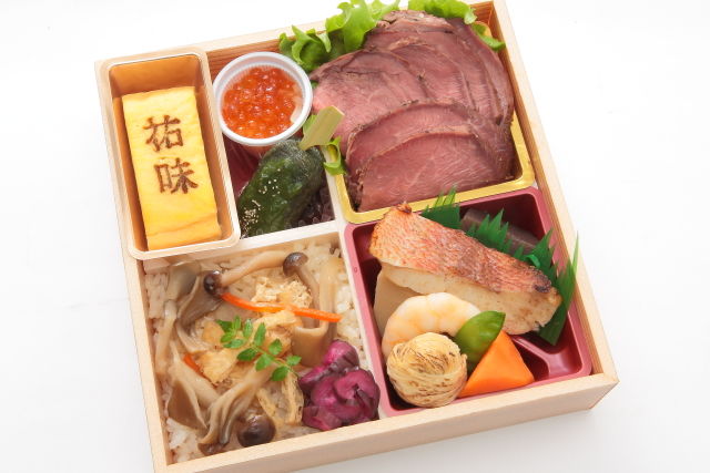 【秋限定】きのこご飯と特製ローストビーフ御膳~いくら添え~