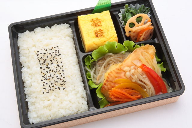 大きな特製だし巻き玉子と白身魚の野菜あんかけ弁当