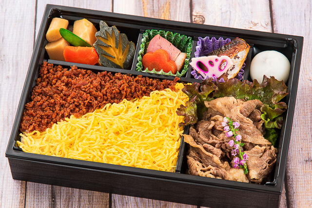 【熨斗対応可】肉そぼろ御飯と和牛すき焼きの御弁当